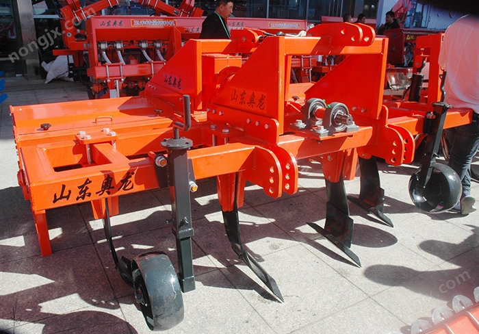 山東奧龍1SZL-310深松整地聯(lián)合作業(yè)機(jī)