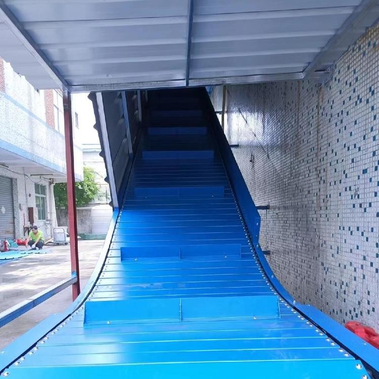 展旺達(dá)10米爬坡輸送線 皮帶加擋板裙邊 提升裝卸效率
