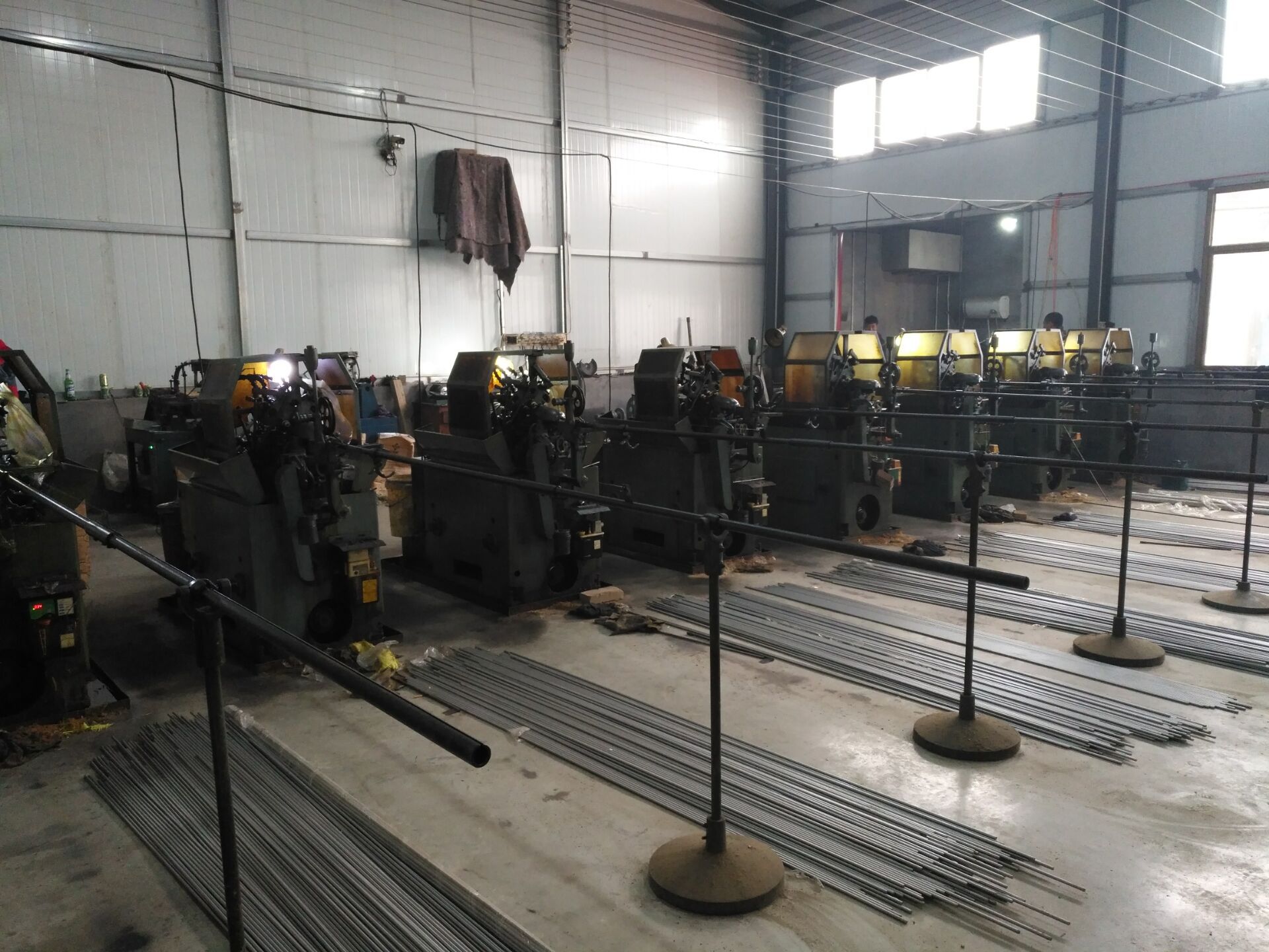 供應養(yǎng)雞水線 全自動養(yǎng)雞水線 肉雞養(yǎng)殖設備 平養(yǎng)雞料線 水線