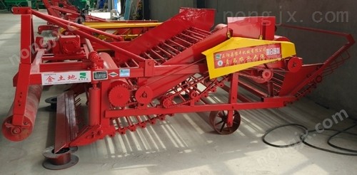 花生收獲機(jī)側(cè)面