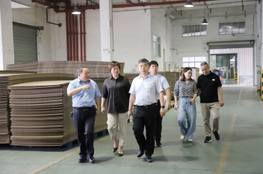 平湖市委常委、副市長張斌蒞臨景興紙業(yè)全資子公司平湖景包調(diào)研殘疾人就業(yè)工作