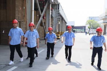 送清涼、致敬意！公司董事長朱在龍帶隊慰問一線勞動者