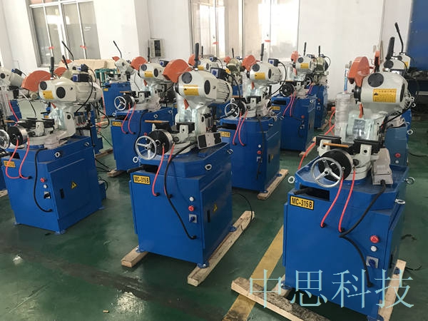 具有氣動(dòng)切管機(jī)特大容量之貯油桶，確保鋸片壽命，切面平整。